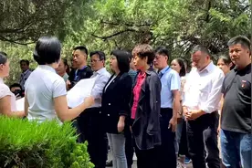 重走恩铭路 荔波故土寄相思 邓恩铭后人首登英雄山图片