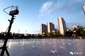 最美的姿态只为你！大型无人机表演点亮城市夜空图片