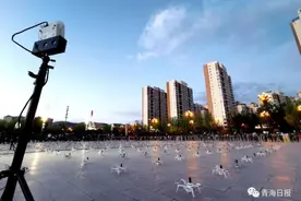 最美的姿态只为你！大型无人机表演点亮城市夜空图片