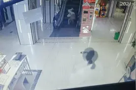 商场一幕被拍下，这俩小姐姐火了图片