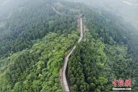 航拍成都金龙长城图片