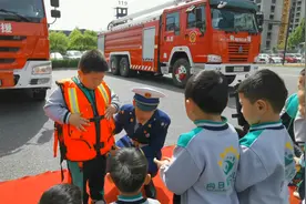 滨州消防“蓝朋友”牵手“小朋友”零距离学习消防知识图片