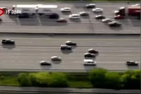 惊险！佛罗里达警方在高速公路上追捕偷车贼 嫌犯车辆最终翻车图片