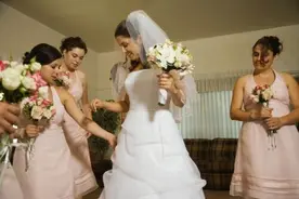 漂亮的烦恼 伴娘因妆后太漂亮被新娘要求素颜参加婚礼图片