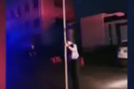 风雨中，他变身“人肉电线杆”托举一小时图片