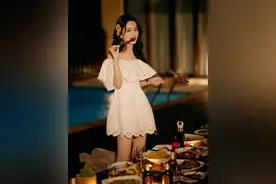 恢复单身后疯狂营业！赵丽颖曝泳池烧烤度假写真图片