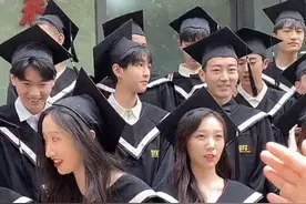 王俊凯现身北电拍毕业照 穿限定学士服模样乖巧图片