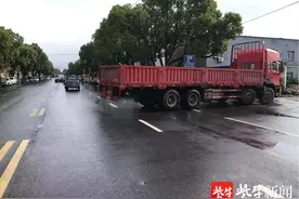 大货车关窗在马路上倒车，面包车多次鸣笛司机却听不见，结果悲剧了图片