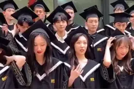 王俊凯北电拍摄班级毕业照 发型学生气息很显乖图片