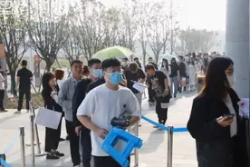 河南情侣520熬夜11小时第一个领证，民政局：提前一个半小时上班图片