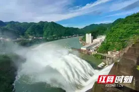 益阳：柘溪水库今年首次开闸泄洪图片