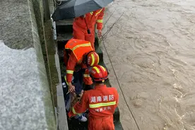 郴州女子“520”失恋欲跳河，“他说分手就分手，我很爱他啊！”消防员冒雨苦劝图片