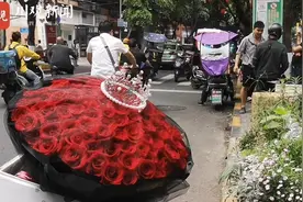 今天“520”成都外卖小哥集体“转岗”送花忙图片