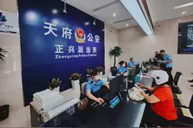 身份证、居住证、驾驶证……家门口的“一站式办证点”有多方便？图片