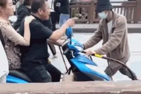 剧组拍戏封路，与接孩子放学的家长起冲突图片