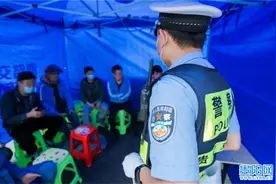 “以后真不敢乱来了！”骑行者不守交规，交警请他们看“教育片”图片