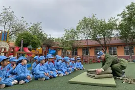 潍坊滨海区大家洼幼儿园小朋友听老兵讲红色故事图片