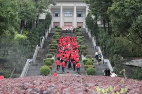 闽侨青年精英重走先贤路，传承赤诚家国情图片
