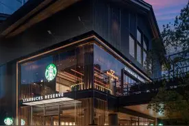 星巴克旗舰店焕新引入酒坊体验“微醺”经济成为成都茶饮市场新热点图片