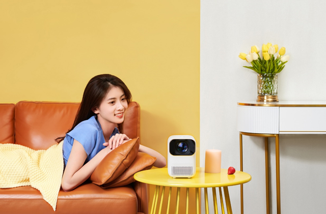 小明发布看看-小明发布看看懂你更懂生活（小明 Q1 迷你投影仪发布圆润小巧 画质更清晰）