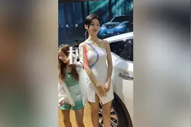 武汉华中国际车展开幕，张瑞尔等网红车模来助阵秀车图片