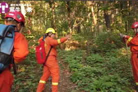 神奇！消防员深山救援时捡回6年前丢失的钱包：当时也是上山救人图片