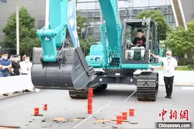 长沙国际工程机械展“铁甲勇士”同台打擂图片