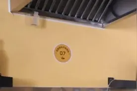 男子医院旁建共享厨房：家属省的每分钱都是病人治病的砝码视频封面