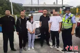 四川高速交警拦截一甘肃牌照越野车 成功解救疑似被劫持女子图片