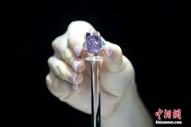 香港佳士得呈献拍卖史上最硕大艳彩紫粉红钻石估价高达3亿港元图片