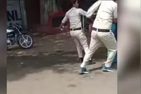 印度警察殴打上街买菜未戴口罩的妇女 将其推倒拖拽头发图片