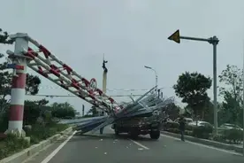 事发滨州黄河大道！一小货车上货物超出限高被限高杆砸中视频封面