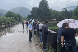 源口水库紧急泄洪 民警巡查保驾护航图片