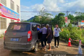 防城大菉镇专车免费接送村民接种疫苗图片