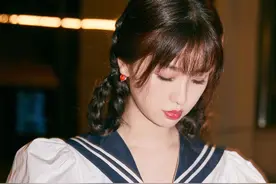 虞书欣水手服写真曝光 梳双马尾麻花辫对镜头甜笑图片