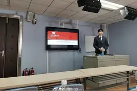 林一回校参加毕业答辩 身穿黑色西装气质纯净图片