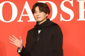 新田真剑佑被曝在核酸检测中呈阳性 只能推迟出国计划图片