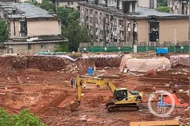 长沙一中学操场内发现古墓群，紧邻楚墓图片