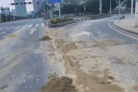 光明凤凰：泥头车抛洒污染路面被罚过万元图片