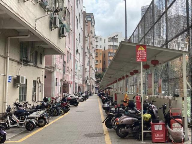 成都一电梯内电瓶车爆燃致5人受伤！记者调查深圳电单车安全充电情况