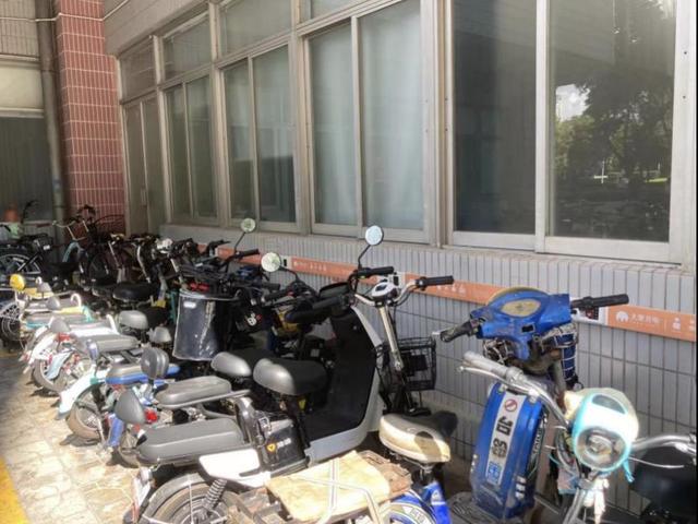 成都一电梯内电瓶车爆燃致5人受伤！记者调查深圳电单车安全充电情况