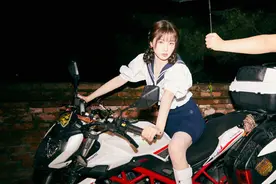 虞书欣晒水手服写真 梳麻花辫骑机车的甜酷美少女图片