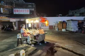 疫情所致！台北士林夜市孤独摆摊 72岁阿嬷叹：日赚不到一千图片