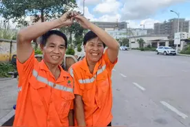 东莞环卫工，每天都在街头秀恩爱图片