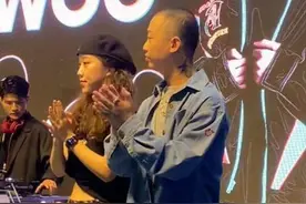 风波后首同框！GAI酒吧开业主动牵手老婆 被王斯然无情拒绝图片