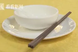 认为自己被怠慢 男顾客竟拿筷子戳破服务员眼球图片