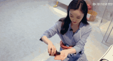 涓轰簡鍙樼編锛屽ス鏈厤涔熷お鐙犱簡鈥︹€? onerror=