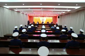 晋衔仪式丨首批招录消防员晋升消防救援衔图片
