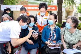 滴滴发起“全国智慧助老公益行动”教老年人使用智能手机图片