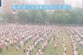 “四班蹲，四班蹲完，班主任蹲！”哈哈哈哈……图片